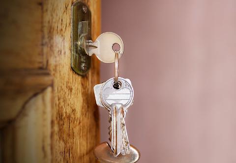 House keys with our locksmith in Stamford